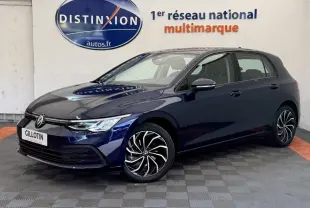 Volkswagen Golf bleu 2021 en 3/4 avant droit, avec jantes alliage distinctives et calandre moderne.