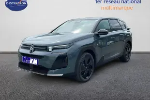 Vue 3/4 avant droite du Citroën C5 Aircross 2026 vert Astoria métallisé avec jantes noires et calandre distinctive.