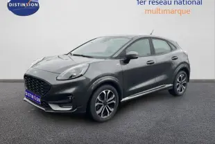 Ford Puma gris foncé en 3/4 avant droit, avec jantes alliage 17 pouces et calandre noire distinctive.