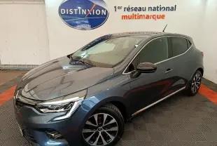 Renault Clio Intens TCe 100 2020 gris foncé vue 3/4 avant droit avec phares LED et jantes alliage.