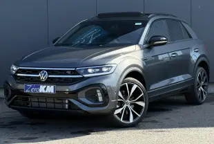 Volkswagen T-Roc gris Indium en 3/4 avant droit avec jantes alliage 19" et toit ouvrant noir.
