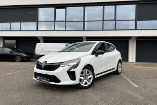 Renault Clio V blanche vue 3/4 avant droit, avec rétroviseurs noir perle et jantes 16 pouces.