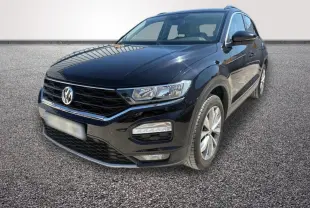 Volkswagen T-Roc noir en 3/4 avant droit, avec calandre hexagonale et phares LED distinctifs.