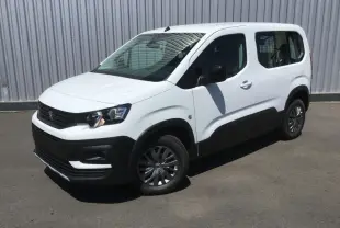 Peugeot Rifter blanc banquise en 3/4 avant droit, avec protections noires sur les bas de caisse et jantes grises.