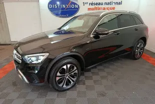 Mercedes GLC 300 e Business Line noir vu en 3/4 avant droit, avec jantes alliage et phares LED allumés.
