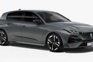 Peugeot 308 Gris Sélénium en vue 3/4 avant droit, avec calandre noire distinctive et jantes alliage 18'' bi-ton.