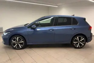 Volkswagen Golf 1.5 eTSI 116 DSG7 VW Edition en bleu Anémone, vue profil côté gauche avec jantes alliage 18 pouces.