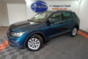 Volkswagen Tiguan 1.4 eHybrid bleu, vue 3/4 avant droit, avec jantes alliage et toit noir.