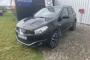 Nissan Qashqai noir métal 2013 en 3/4 avant droit, avec jantes alliage et calandre chromée visible.