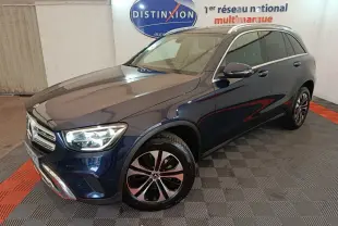 Mercedes GLC 300 E Business Line bleu, vue 3/4 avant droit, avec jantes alliage et phares LED allumés.
