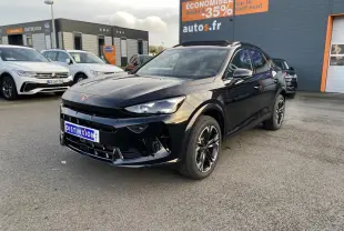 CUPRA Formentor noir Midnight en 3/4 avant droit, jantes sport bicolores, stationné devant un bâtiment commercial.
