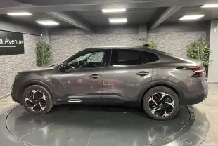 Profil côté gauche d'une Citroën C4 2024 gris métallisé avec jantes alliage 18'' et lignes fluides.