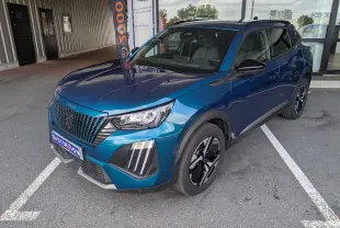 Peugeot 2008 Hybrid 145 bleu obsession en 3/4 avant droit, avec jantes alliage 17'' et barres de toit noir brillant.
