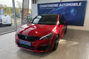 Peugeot 308 Puretech 130 S&S GT Line rouge vue en 3/4 avant droit dans un showroom avec jantes noires.