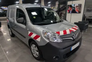 Vue 3/4 avant droit d'un Renault Kangoo Express gris Highland avec bandes rouges et blanches sur le capot et l'aile.