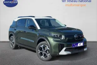 Citroën C3 Aircross 2026 vert Montana et blanc Opale en 3/4 avant droit, avec toit blanc et jantes stylisées.