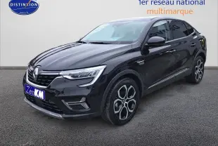Renault Arkana Intens noir vu en 3/4 avant droit, avec jantes alliage distinctives et calandre moderne.