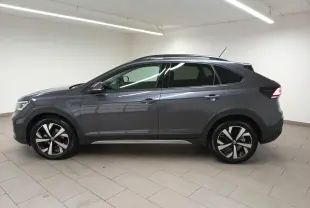 Profil droit du Volkswagen Taigo gris cendré 2025 avec jantes alliage Aberdeen et feux arrière LED allumés.