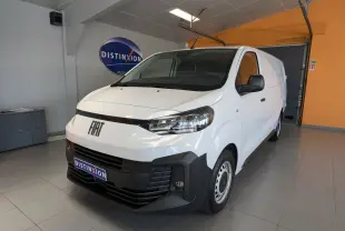 Fourgon FIAT Scudo XL blanc vu en 3/4 avant droit, avec pare-chocs noir et jantes tôles grises de 17 pouces.