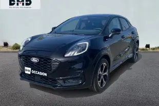 Ford Puma noir Agate métallisé en vue 3/4 avant droit avec phares LED et jantes alliage distinctives.