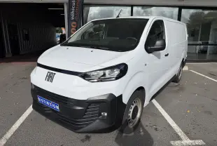 Fourgon FIAT Scudo XL blanc en 3/4 avant droit, avec pare-chocs noir et jantes tôles 17 pouces grises.