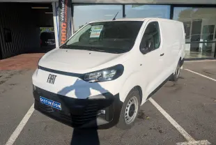 Fourgon FIAT Scudo XL blanc vu en 3/4 avant droit, avec jantes tôles grises et rétroviseurs noirs.