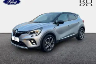 Renault Captur hybride rechargeable 2021 gris Highland vu en 3/4 avant droit avec jantes alu et toit noir étoile.