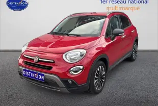 Fiat 500X rouge vue 3/4 avant droit sur sol gris avec jantes alliage et calandre chromée.