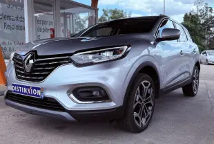 Renault Kadjar gris en 3/4 avant droit, avec calandre noire et jantes alliage distinctives.