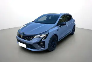 Renault Clio V E-Tech 145 Esprit Alpine gris rafale en 3/4 avant droit avec jantes noires et calandre distinctive.