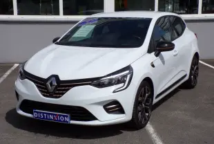 Renault Clio V blanche vue en 3/4 avant droit, avec jantes alliage noires et calandre au logo chromé.