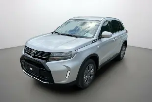 Suzuki Vitara 2025 Silky Silver vue 3/4 avant droit avec calandre noire et feux LED distinctifs.