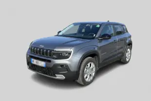Jeep Avenger gris en vue 3/4 avant droit, avec calandre distinctive et jantes alliage 17 pouces visibles.