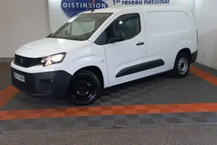 Vue 3/4 avant droit d’un utilitaire Peugeot Partner blanc avec pare-chocs noirs et jantes acier noires.