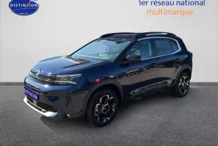 Vue 3/4 avant droit du Citroën C5 Aircross Hybrid 145 e-DSC6 Max bleu foncé, avec calandre distinctive et phares LED.