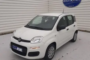 Vue 3/4 avant droite d'une Fiat Panda 2025 blanc gelato, compacte à cinq portes avec rétroviseurs noirs et jantes acier.