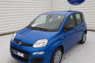 Vue 3/4 avant droite d'une Fiat Panda 2025 bleu Italia, compacte avec phares arrondis et cinq portes visibles.