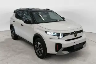 Citroën C3 Aircross Hybrid 145 blanc banquise toit noir, vue 3/4 avant droit avec feux LED allumés.