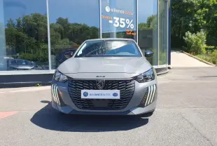 Peugeot 208 gris Sellenium vue de face, mettant en valeur la calandre noire et les feux diurnes LED en griffes.