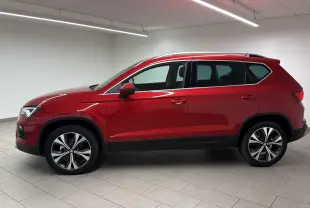 Profil côté gauche du SUV SEAT Ateca 2024 en rouge velvet, avec jantes alliage et toit noir.