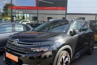 Citroën C5 Aircross noir vue 3/4 avant droit, avec calandre distinctive et jantes alliage modernes.