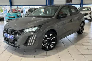 Peugeot 208 gris clair sélénium vue 3/4 avant droit avec calandre noire et jantes alliage bi-ton.