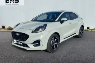 Ford Puma gris Cactus en 3/4 avant droit, avec calandre noire et jantes alliage noires distinctives.