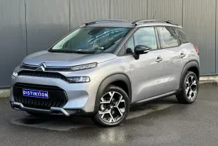 Citroën C3 Aircross gris Artense en 3/4 avant droit, avec jantes alliage 17'' et barres de toit noires.