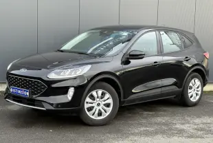 Ford Kuga noir Obsidien en 3/4 avant droit, mettant en valeur sa calandre large et ses jantes argentées.