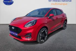 Ford Puma rouge métallisé vu en 3/4 avant droit, avec jantes alliage noires et toit ouvrant panoramique.