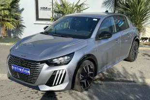 PEUGEOT 208 Hybrid 145 gris Artense vue 3/4 avant droit avec jantes alliage bi-tons et phares LED griffes