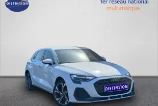 Audi A3 Sportback blanc Glacier métallisé vue 3/4 avant droit avec jantes alliage et calandre noire distinctive.