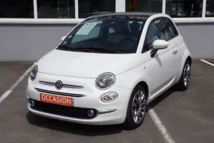 Vue 3/4 avant droite d'une Fiat 500 blanche avec jantes alliage bicolores et plaque "OCCASION" orange.