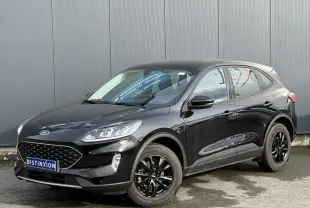 Vue 3/4 avant du Ford Kuga 2024 noir obsidien avec jantes alliage noires et attelage rétractable visible.